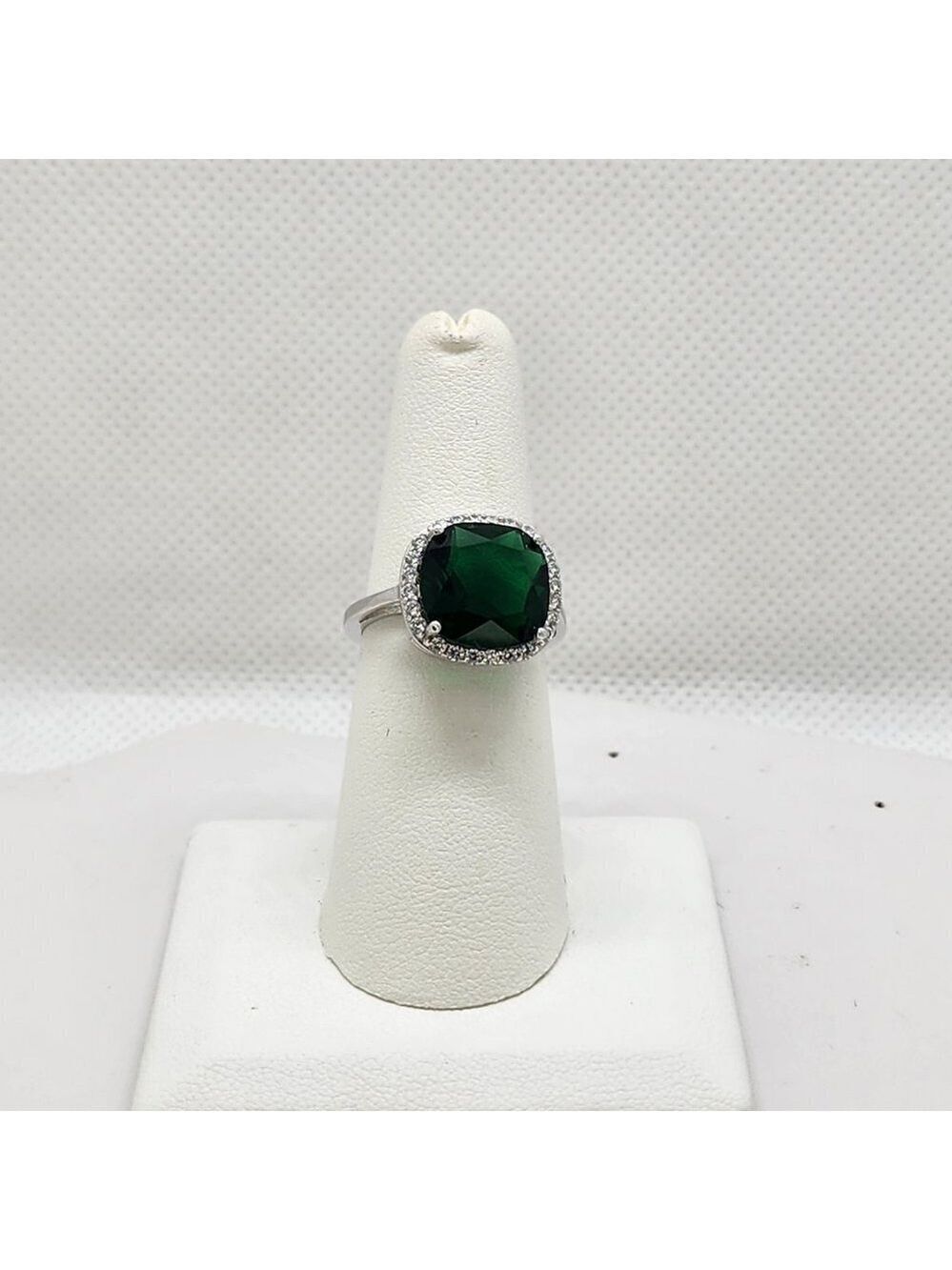 Brand New Sterling Silver 925 Green Gemstone Ring